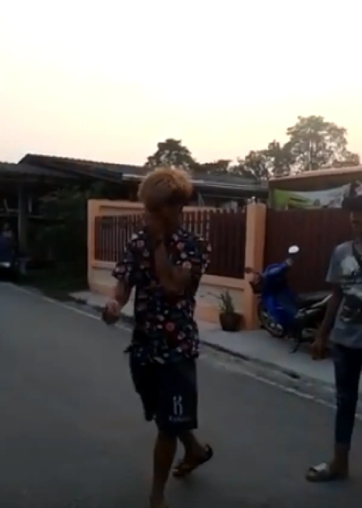 เชิญกลับไปกร่างที่ประเทศตัวเอง!! ใหญ่คับฟ้า ต่างด้าวสุดเถื่อนยกพวกรุมกระทืบยับ พอถามทำไมไม่แจ้งความ ถึงกับอึ้งบอกแจ้งไม่ได้ไม่มีบัตร!!(คลิป)