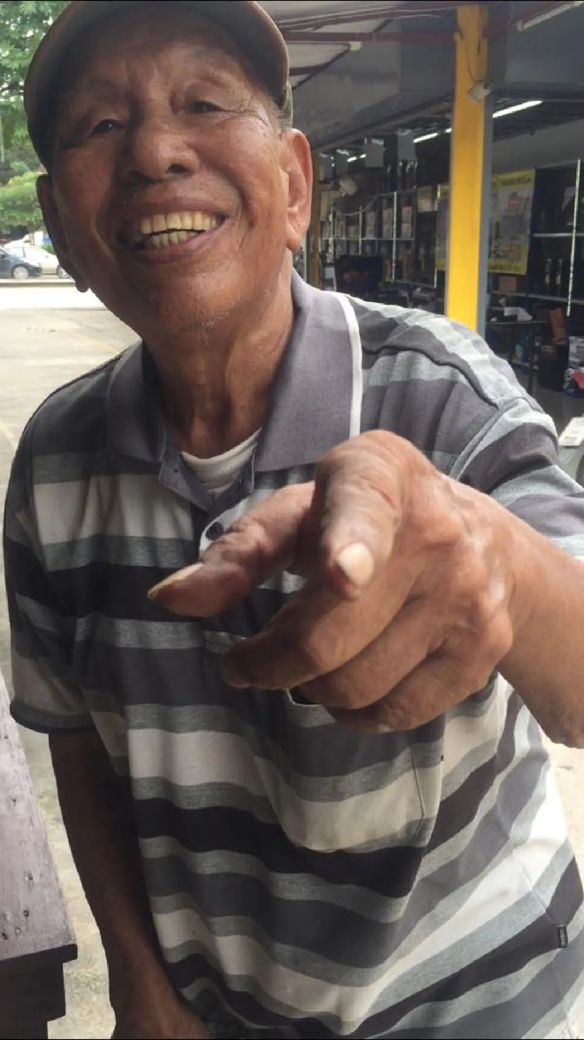 อย่ามองคนแค่ภายนอก! แชร์สนั่้น คุณลุงรับจ้างลับมีดเป็นอาชีพหลัก อาชีพเสริมแกรับสอนภาษาอังกฤษ พร้อมโชว์สกิลการสอนแบบครูในโรงเรียนยังอาย(คลิป)