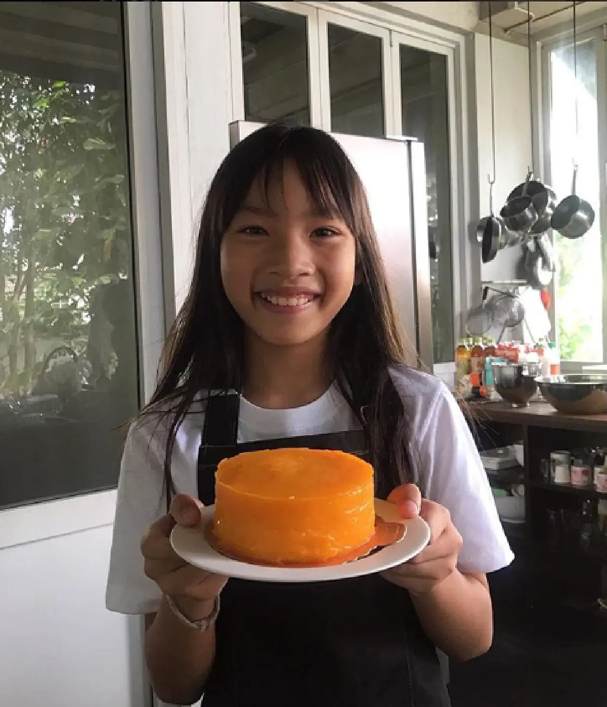 "น้องแพรว" ลูก "แม่ตุ๊ก"ฉายแววดีไซเนอร์ โชว์ฝีมือตัดกระเป๋าด้วยจักรเย็บผ้าคู่ใจ