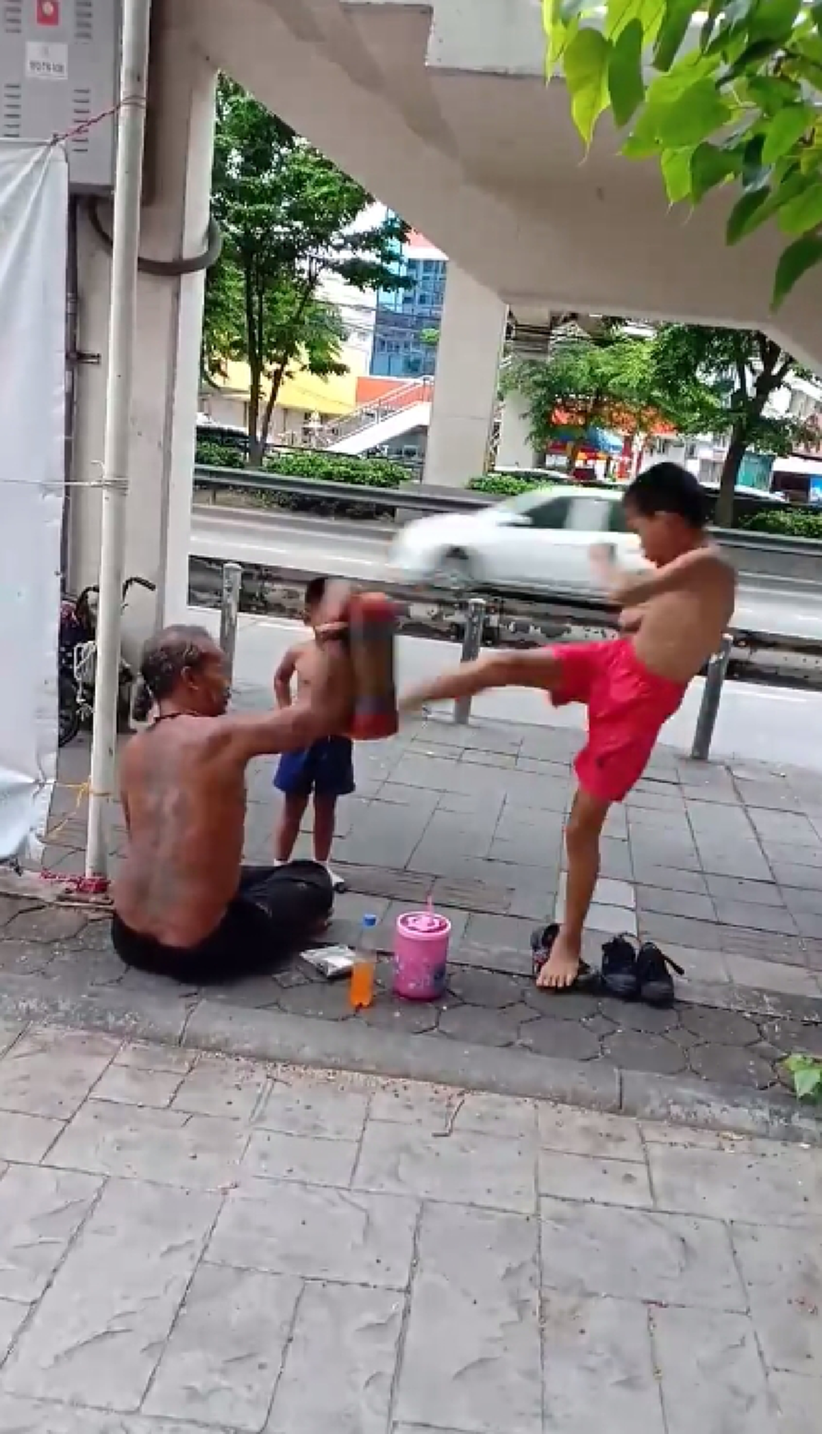 พอก่อน ลุงเจ็บแขน!! เด็กๆ ชอบวิ่งเข้าหา ชายชราอาศัยนอนใต้สะพานลอย คอยล่อเป้าฝึกมวยให้เด็กอยากเรียนแต่ไม่มีเงิน (คลิป)
