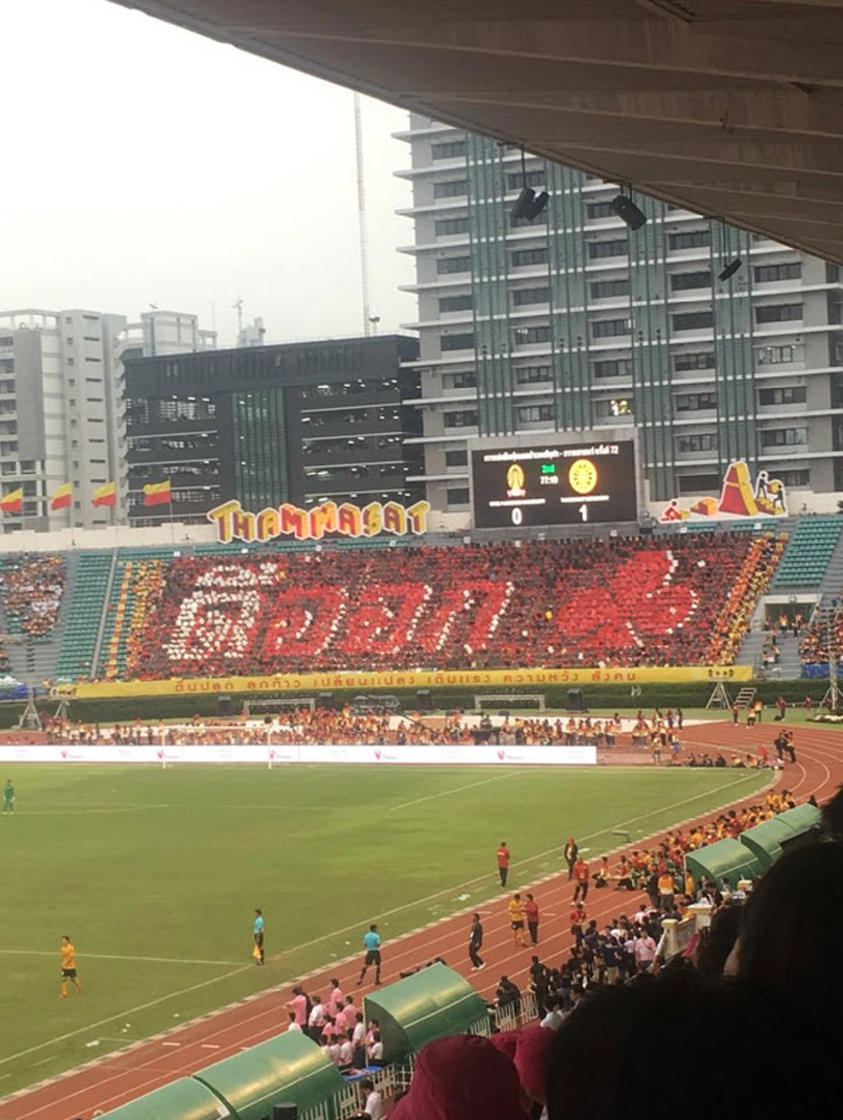 แซวเก่งงงง !! รวมภาพ \"ป้ายแปรอักษร\" แสตนด์เชียร์ ในงานฟุตบอลประเพณีจุฬาฯ-ธรรมศาสตร์ 72 ล้อการเมืองกันโคตรบันเทิง !!? (ชมภาพ)