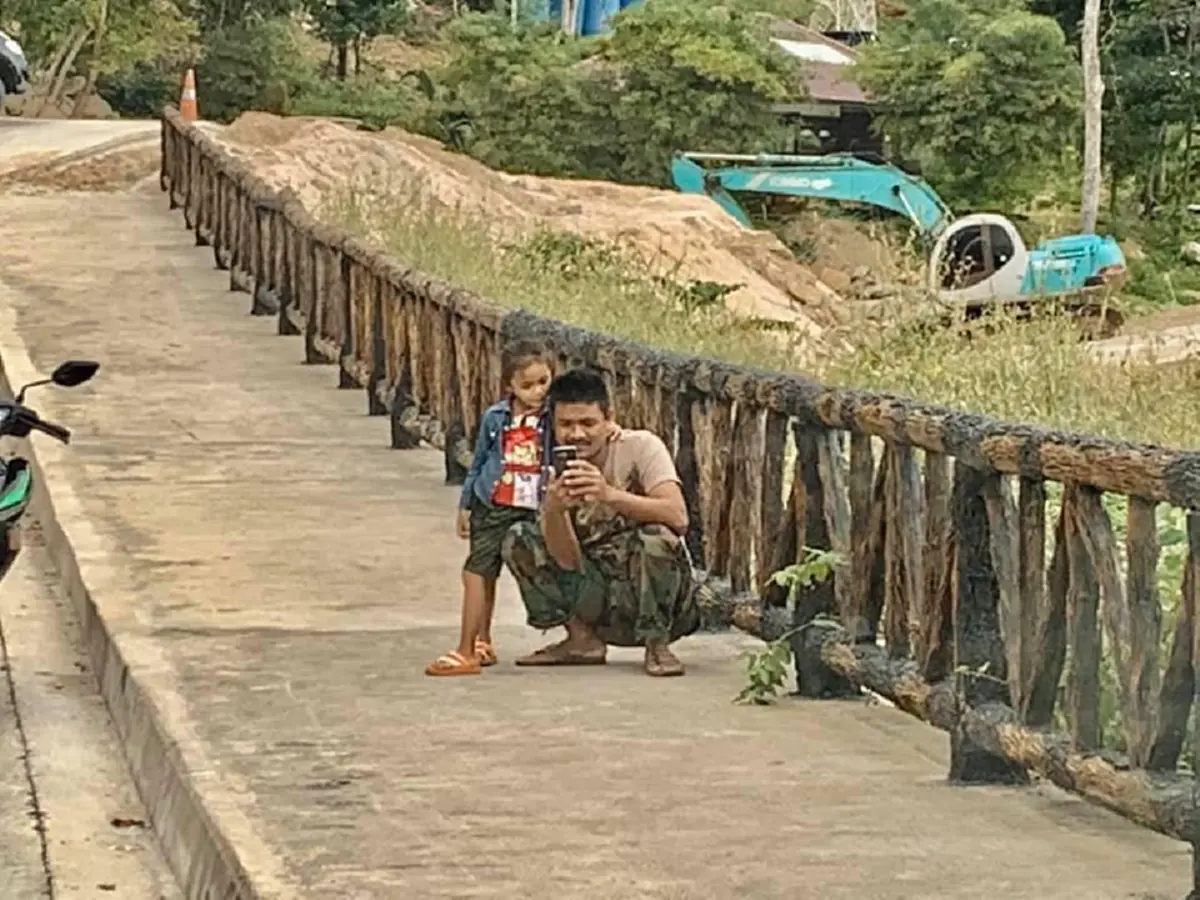 สองพ่อลูกจอดรถถ่ายภาพข้างทาง เห็นรอยยิ้มทั้งคู่รู้เลยว่ามีความสุขแค่ไหน