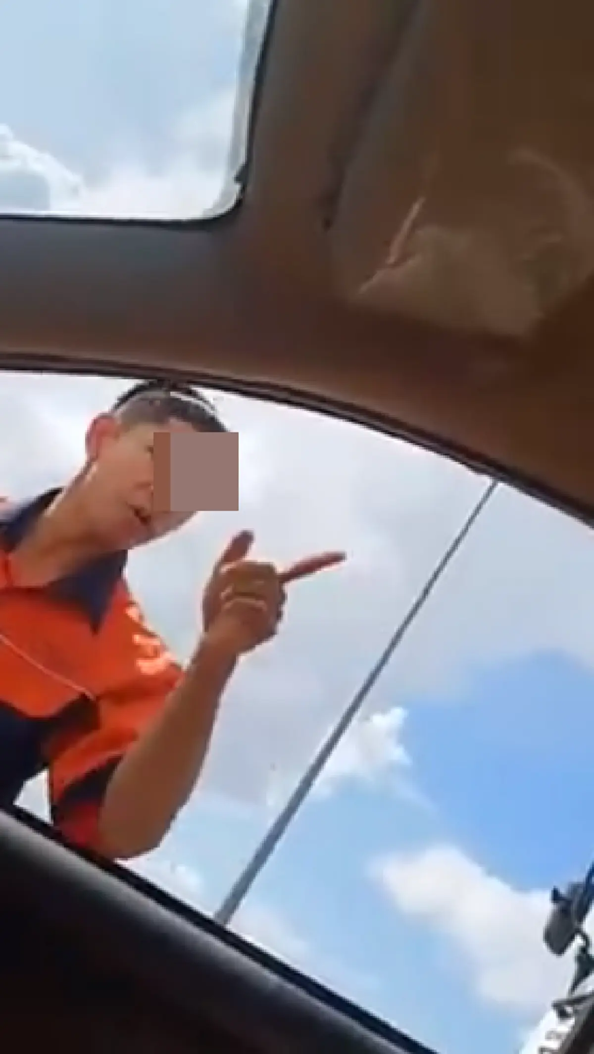 หนุ่มหัวร้อน เห็นรถเปิดไฟเลี้ยวใส่ไม่ได้ ลงมากร่างใส่ชาวบ้าน