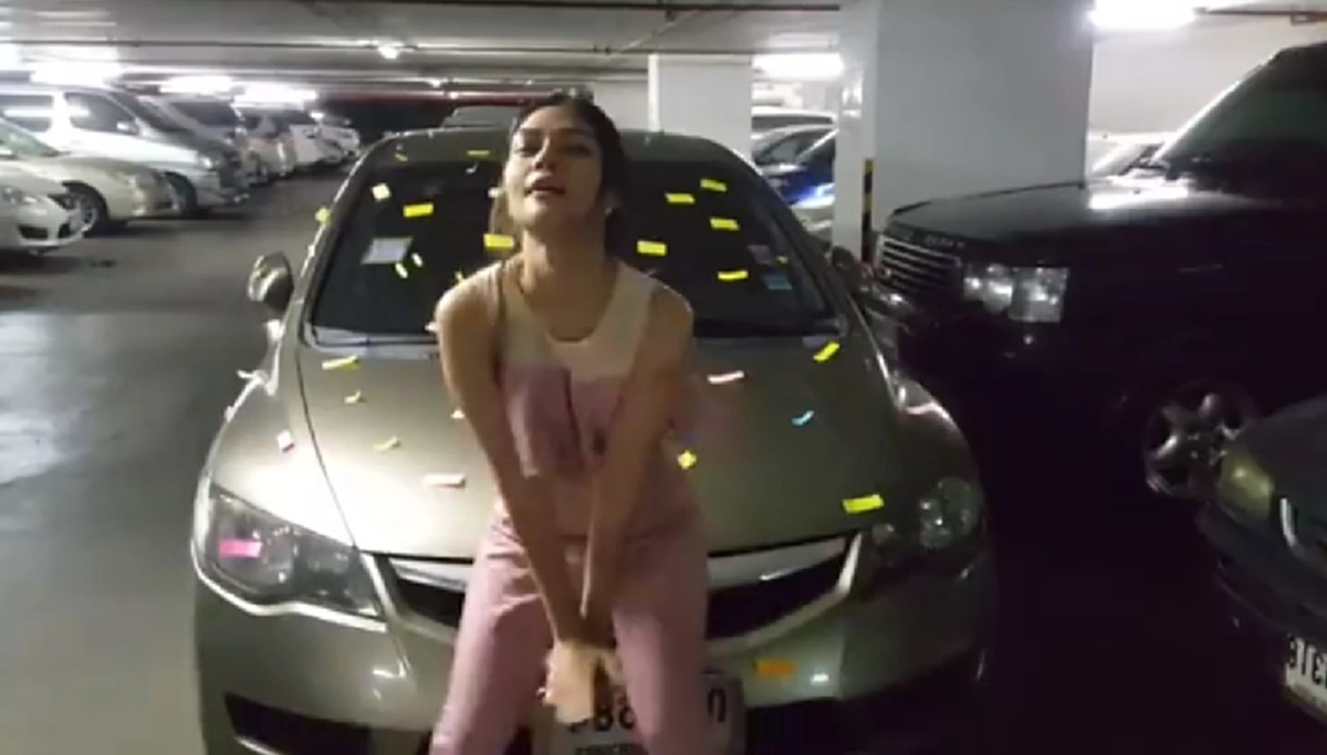 1.6 ล้านคนฮากระจาย !!! วินาทีสาวเจอ "รถเก๋งจอดขวาง" ใส่ล็อกเบรกมือเอาไว้ ทนไม่ไหวอัดคลิปประจาน แต่กลับทำคนดูชอบใจ ขำน้ำตาไหล !!?  (ชมคลิป)