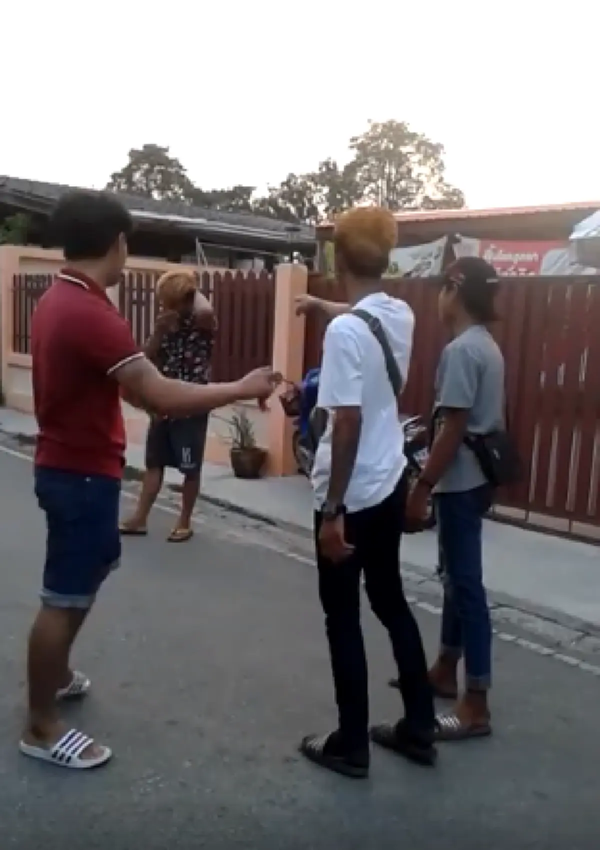 เชิญกลับไปกร่างที่ประเทศตัวเอง!! ใหญ่คับฟ้า ต่างด้าวสุดเถื่อนยกพวกรุมกระทืบยับ พอถามทำไมไม่แจ้งความ ถึงกับอึ้งบอกแจ้งไม่ได้ไม่มีบัตร!!(คลิป)