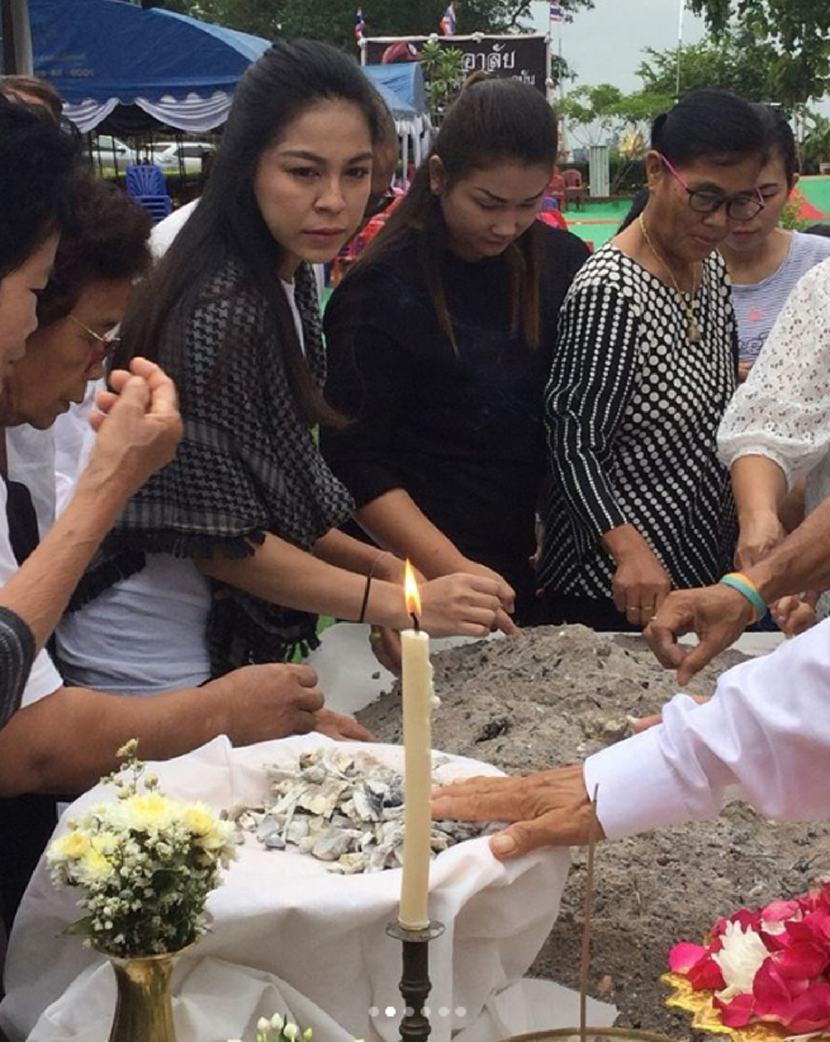 แม้สิ้นชีพแต่ไม่สิ้นชื่อ!!! บรรยากาศพิธีเก็บอัฐิ น.ต.สมาน กุนัน วีรบุรุษถ้ำหลวง ที่บ้านเกิด ญาติเตรียมนำไปลอยอังคารแม่น้ำโขง (ภาพ)