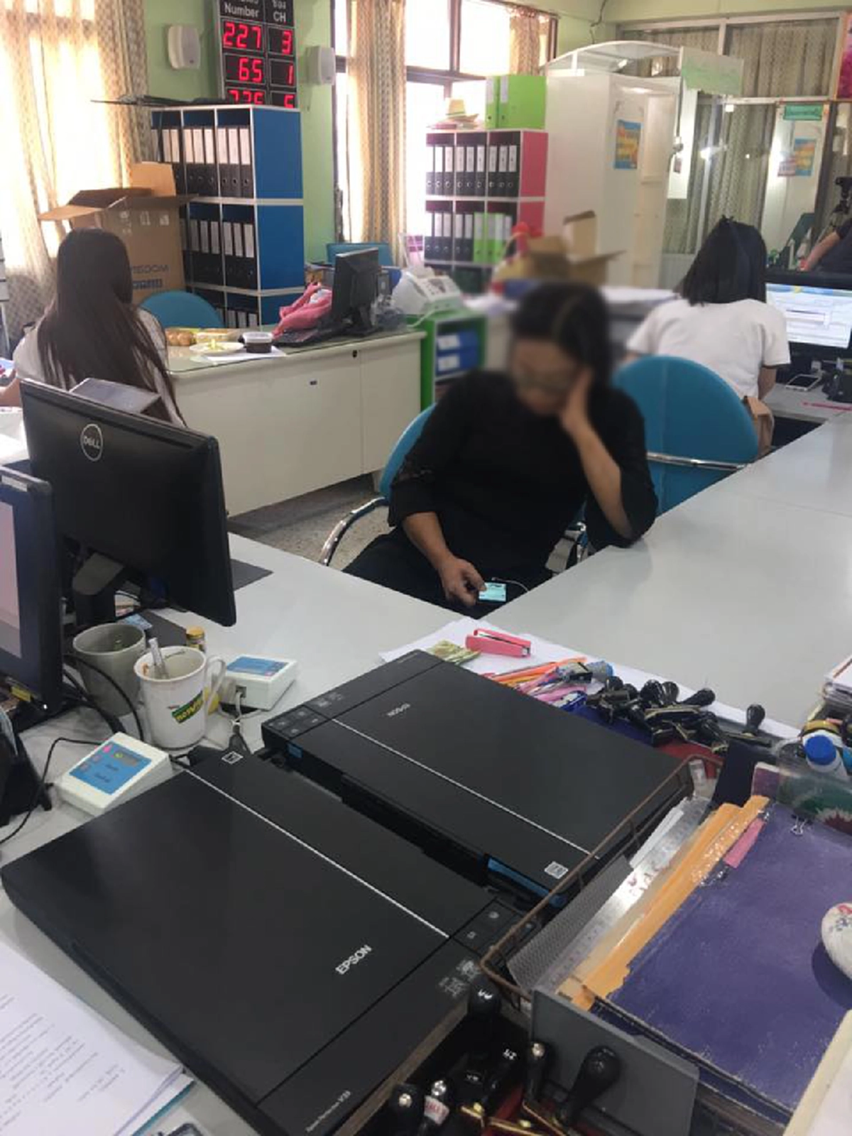 ให้คนไทยตัดสิน!!! ทำแบบนี้ได้หรือไม่ คลิปประชาชนโวยเจ้าหน้าที่ราชการ เอาแต่เล่นมือถือคนต่อคิวเป็นร้อย...แต่ดูไปดูมางานนี้คนโพสต์อาจมีเงิบได้