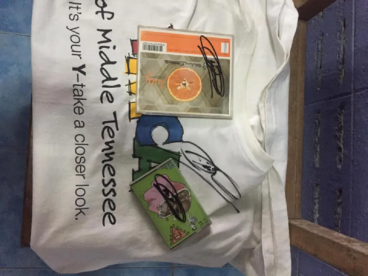 เมื่อหนุ่มเดินเข้าไปขอลายเซ็นบังโต พร้อมบอกว่ายังฟังเพลงอยู่ เจอบังโตตอบกลับมา ถึงกับหน้าเจื่อน