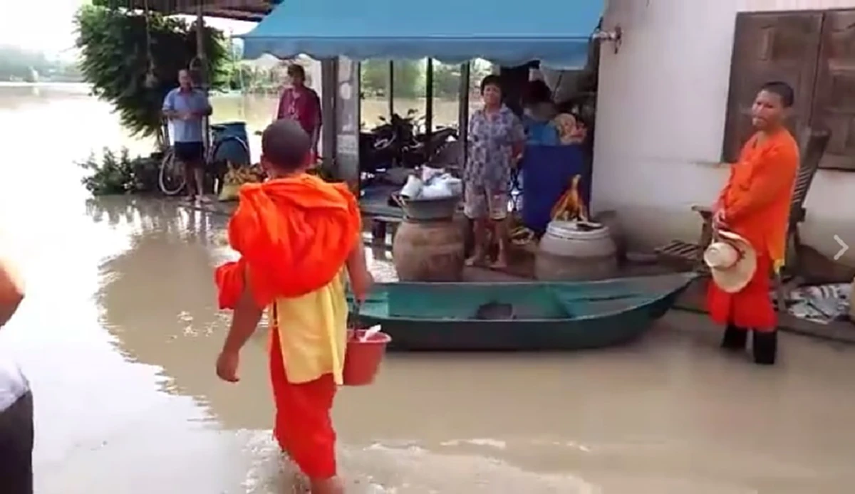 กราบสาธุแรงๆ!!! ชาวบ้านมีความสุข...พระสงฆ์ จ.สุโขทัย ลุยน้ำ ออกเรือ แจกจ่ายไข่ไก่เครื่องอุปโภคบริโภคให้แก่ญาติโยม...ยิ้มได้กันถ้วนหน้า!!!