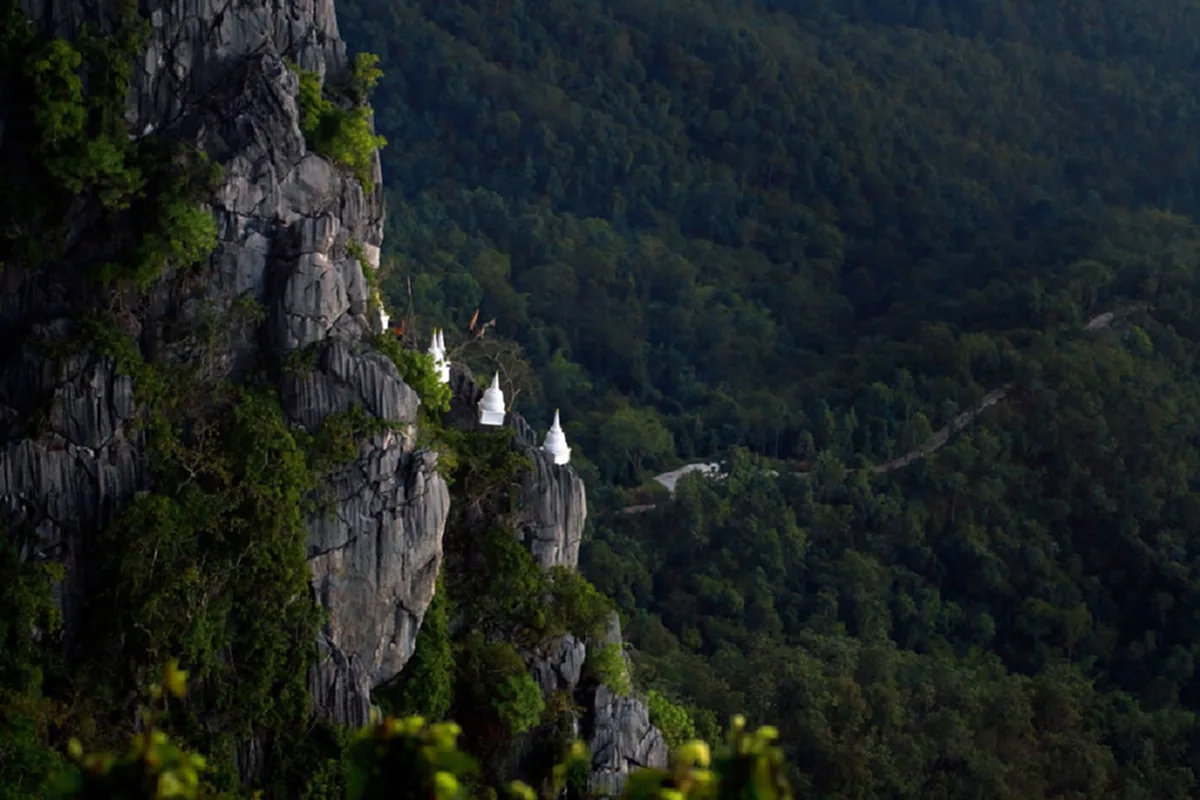 มหัศจรรย์แห่งพลังศรัทธา!! ชวนชม “วัดเฉลิมพระเกียรติพระจอมเกล้าราชานุสรณ์” ณ ลำปาง งามสง่าริมผาสูงชัน สุดยอดUnseen Thailand !!