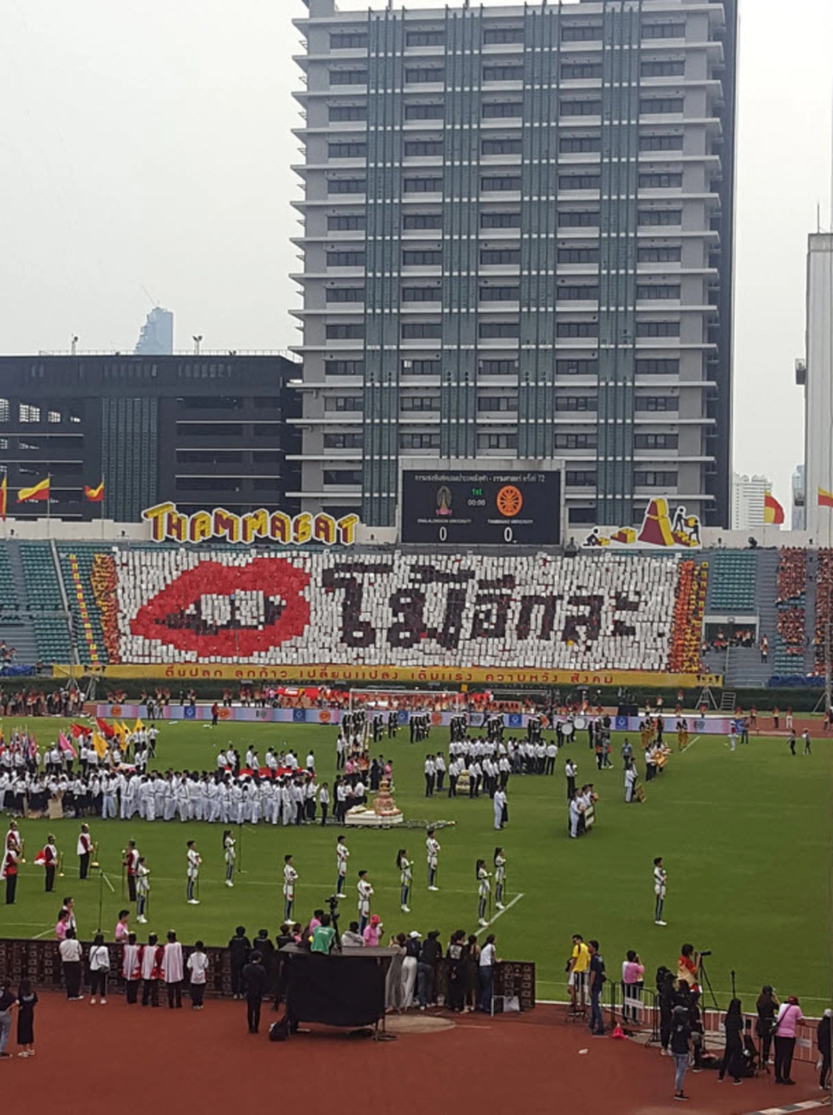 แซวเก่งงงง !! รวมภาพ \"ป้ายแปรอักษร\" แสตนด์เชียร์ ในงานฟุตบอลประเพณีจุฬาฯ-ธรรมศาสตร์ 72 ล้อการเมืองกันโคตรบันเทิง !!? (ชมภาพ)