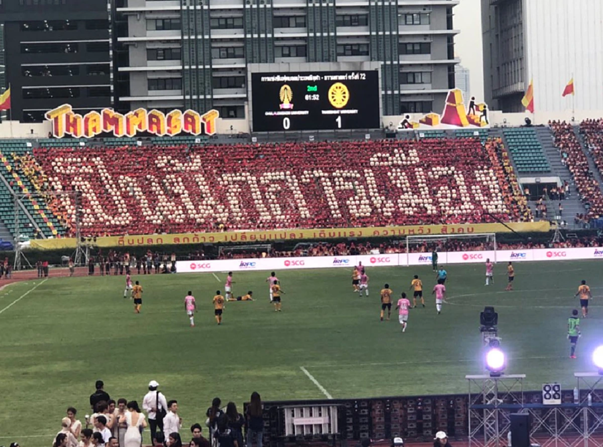 แซวเก่งงงง !! รวมภาพ \"ป้ายแปรอักษร\" แสตนด์เชียร์ ในงานฟุตบอลประเพณีจุฬาฯ-ธรรมศาสตร์ 72 ล้อการเมืองกันโคตรบันเทิง !!? (ชมภาพ)