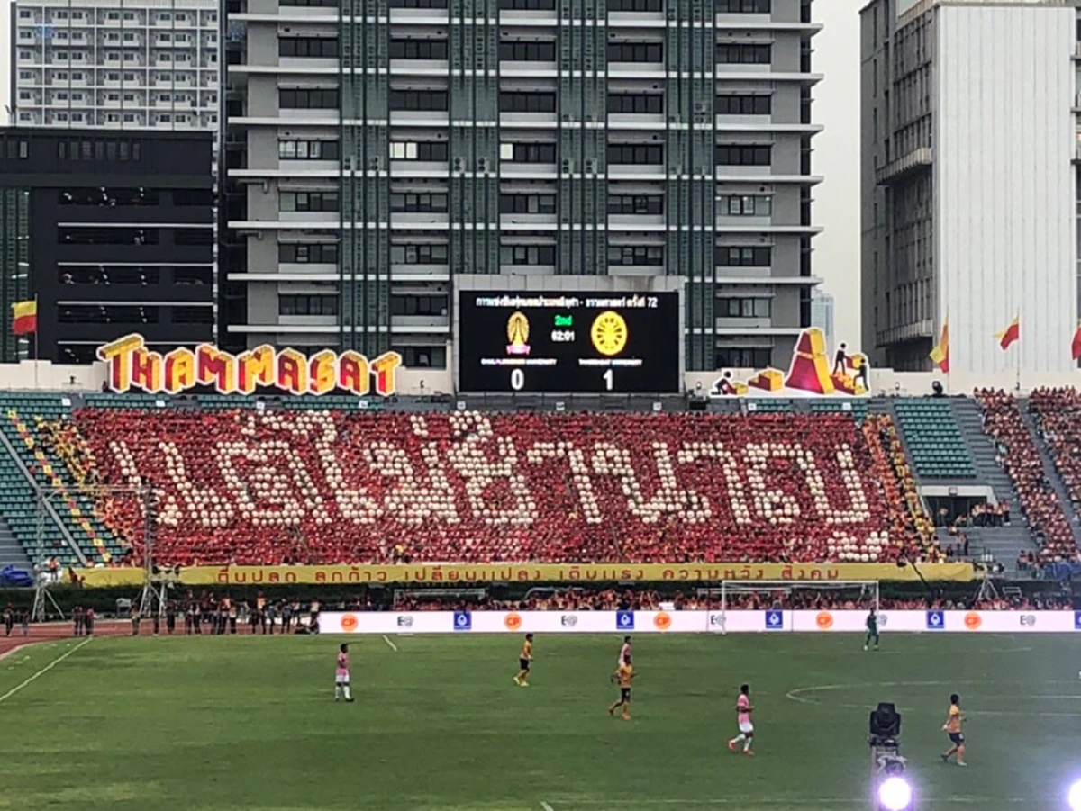 แซวเก่งงงง !! รวมภาพ \"ป้ายแปรอักษร\" แสตนด์เชียร์ ในงานฟุตบอลประเพณีจุฬาฯ-ธรรมศาสตร์ 72 ล้อการเมืองกันโคตรบันเทิง !!? (ชมภาพ)