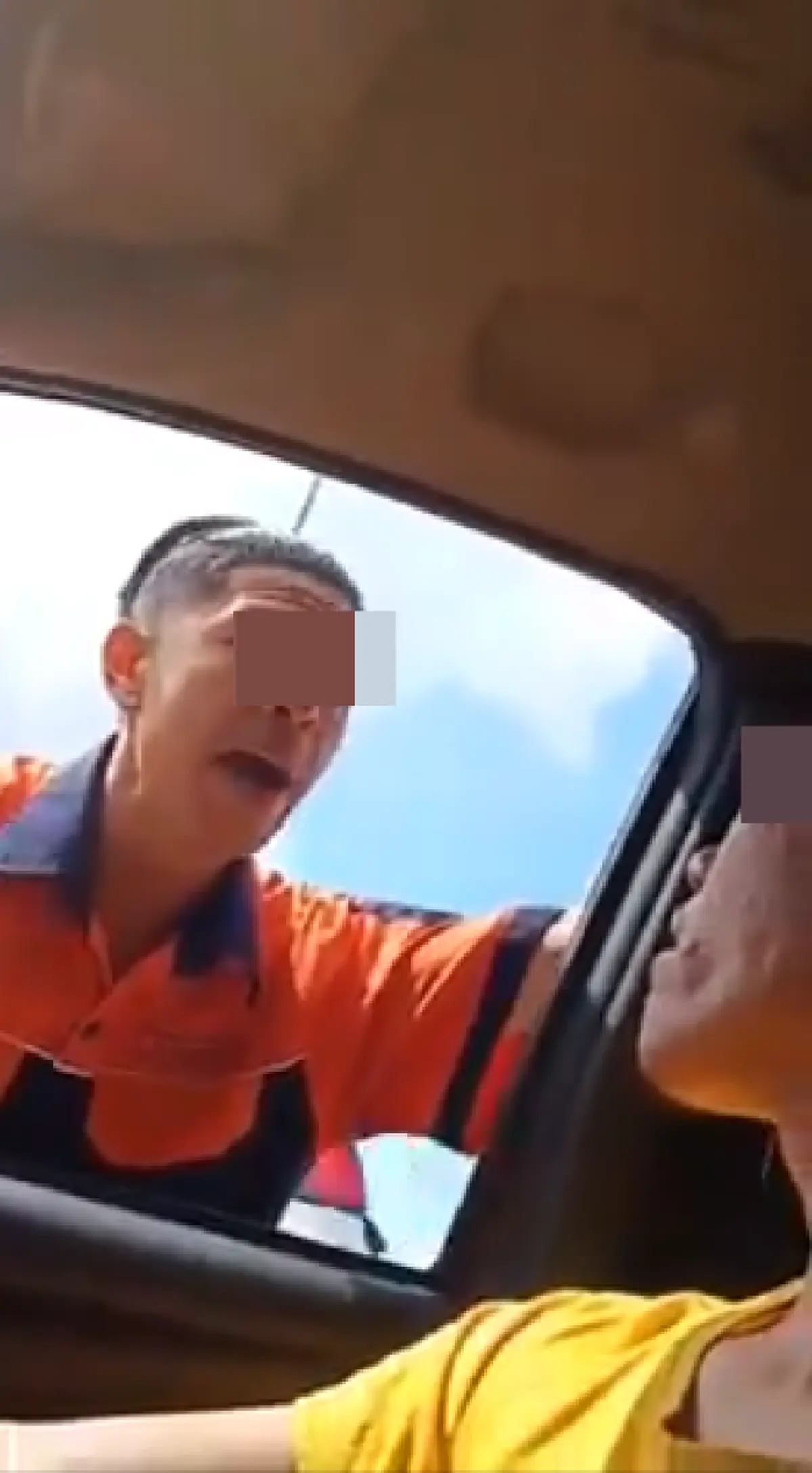 หนุ่มหัวร้อน เห็นรถเปิดไฟเลี้ยวใส่ไม่ได้ ลงมากร่างใส่ชาวบ้าน