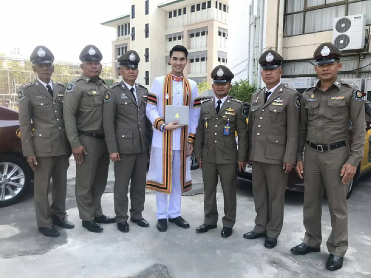 เมื่อคุณพ่อ ติดภารกิจปฏิบัติหน้าที่ราชการ ไม่มีเวลาที่จะซื้อดอกไม้และถ่ายรูปสวยๆ แต่ภาพที่เห็นก็เป็นรางวัลแล้ว