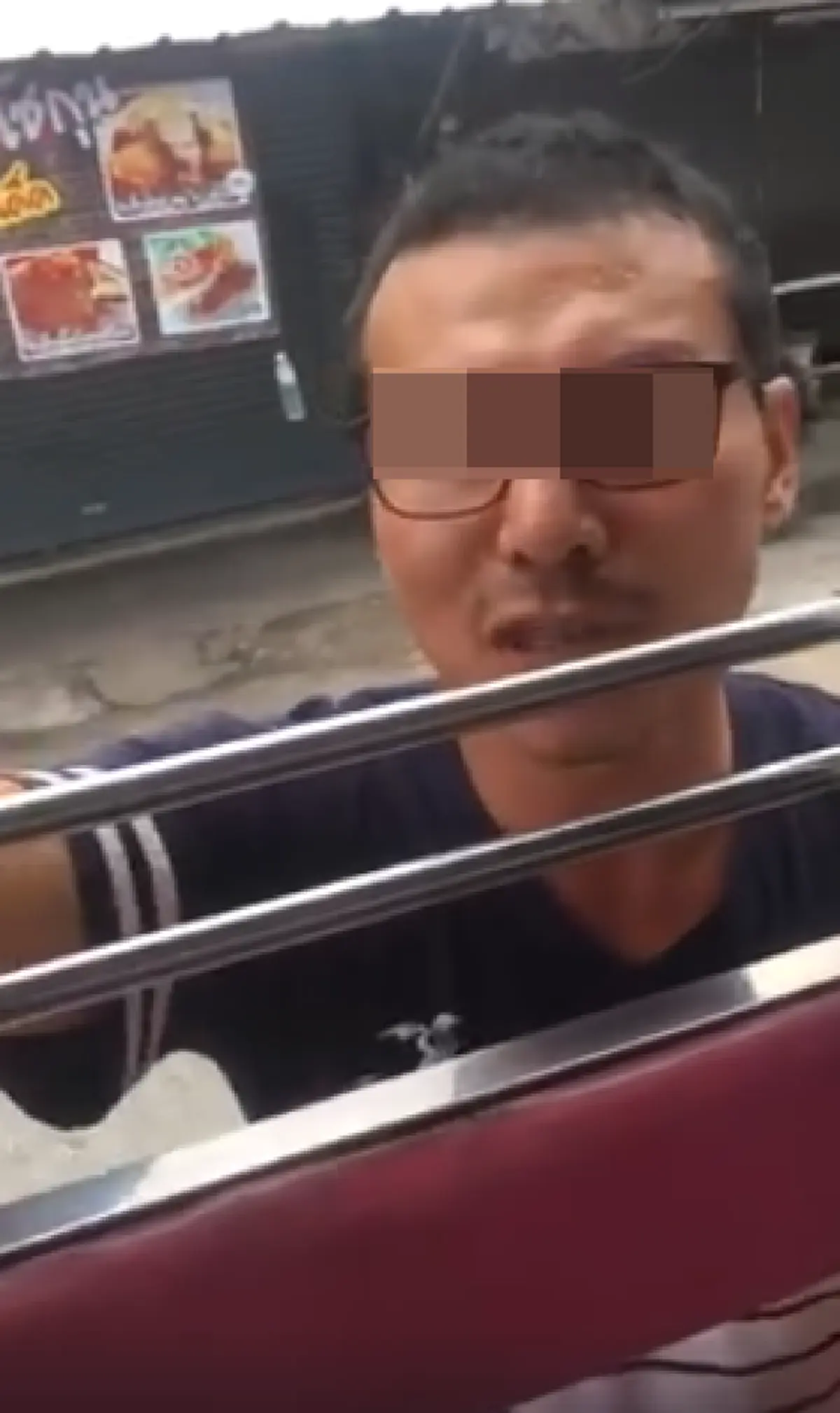 กร่างคับฟ้า สองแถวมาเฟียหัวร้อน เห็นผู้โดยสารขึ้นรถคันอื่นต่อหน้า วิ่งกดกริ่งเปิดประตูชี้หน้าด่า สุดท้ายเจอ บขส. เล่นยับ ชาวเน็ตแห่สาปส่ง