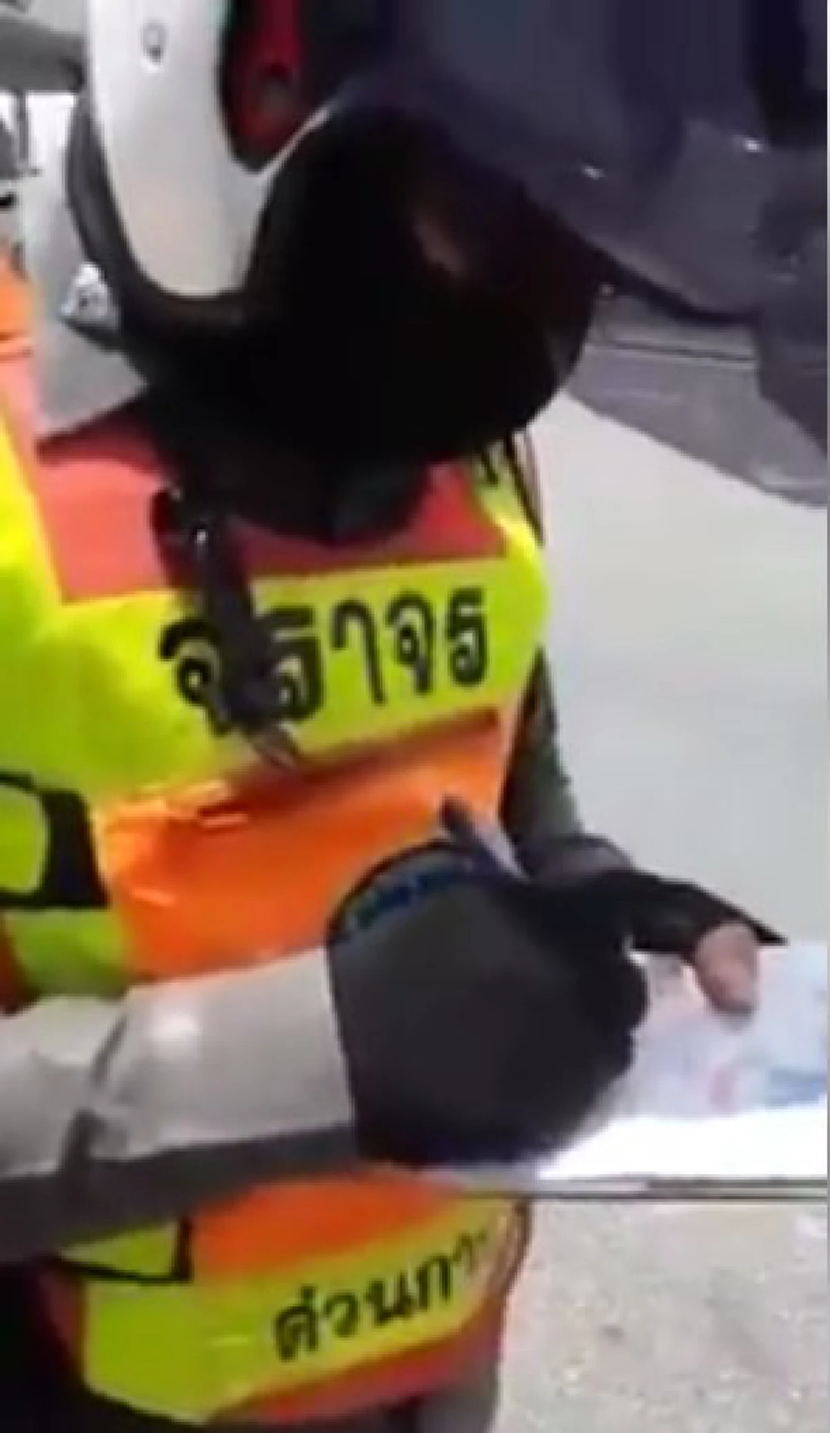 นี่แหละตัวอย่างตำรวจไทย!!! จะมีสักกี่คนที่ใช้ดุลพินิจแบบตำรวจท่านนี้ ออกใบสั่งโดยไม่เรียกเก็บใบขับขี่ แชร์ไปให้ตำรวจคนอื่นเห็น