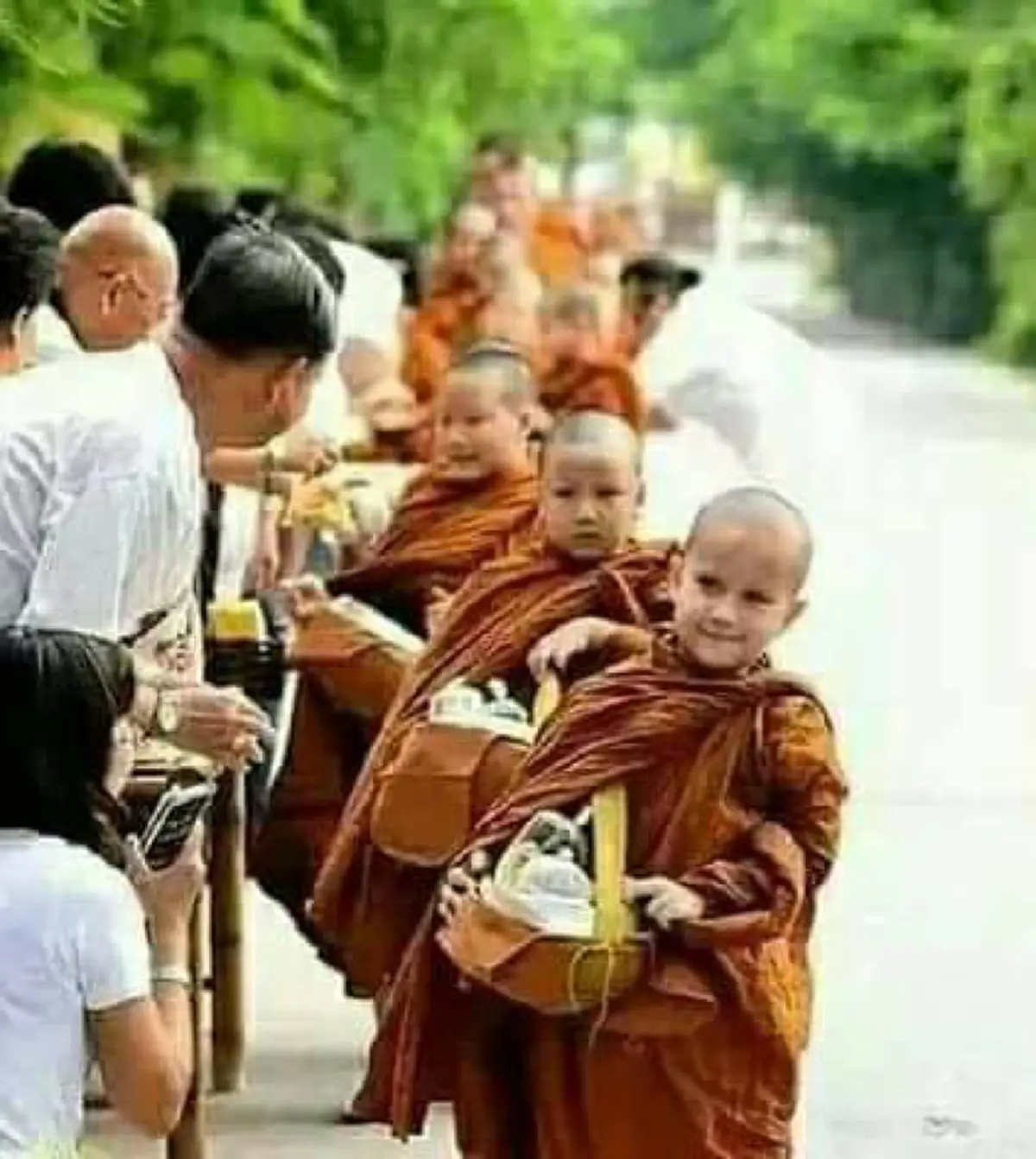 นี่พระจริงๆหรือเปล่า..!?! เห็นความแตกต่างระหว่าง "การบิณฑบาต" กับการจัดฉากถ่ายภาพ ใครคือพุทธ ใครคือมารศาสนา?!!