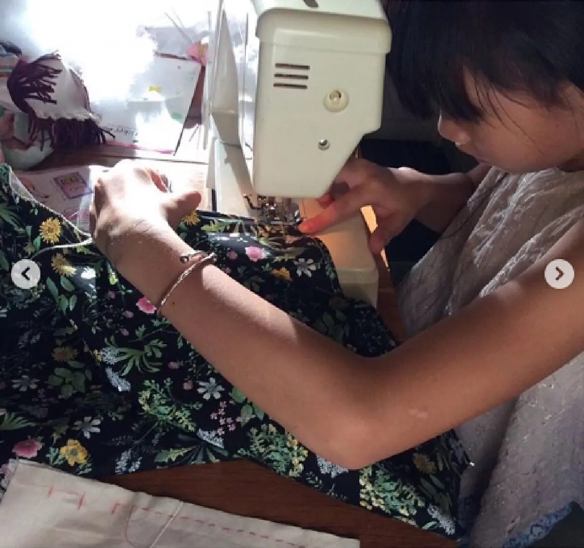 "น้องแพรว" ลูก "แม่ตุ๊ก"ฉายแววดีไซเนอร์ โชว์ฝีมือตัดกระเป๋าด้วยจักรเย็บผ้าคู่ใจ