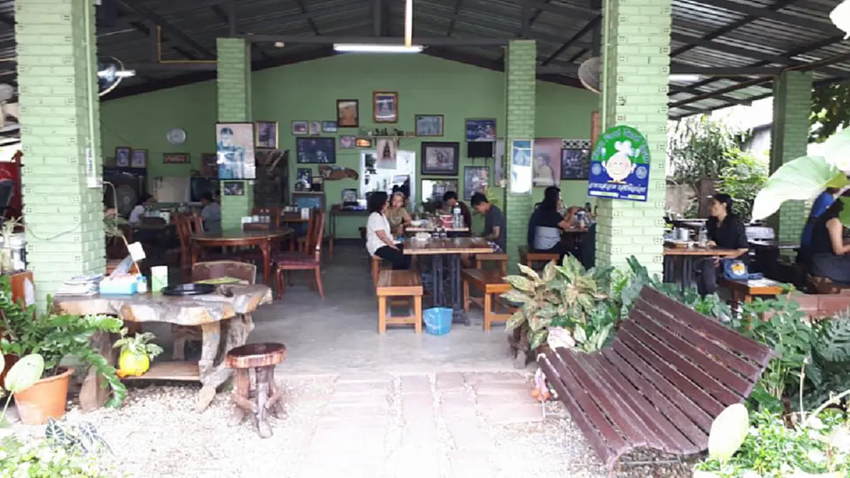 ไปกินมาบ่อยๆเป็น 10 ปี แต่ไม่เคยรู้ ?!!  \"ส้มตำร้านดัง\" ที่แวะไปกินบ่อยๆ ที่แท้เป็นร้านของแม่นักร้องดัง พอเห็นรูปดีใจกรี๊ดร้านแทบแตก (มีภาพ)