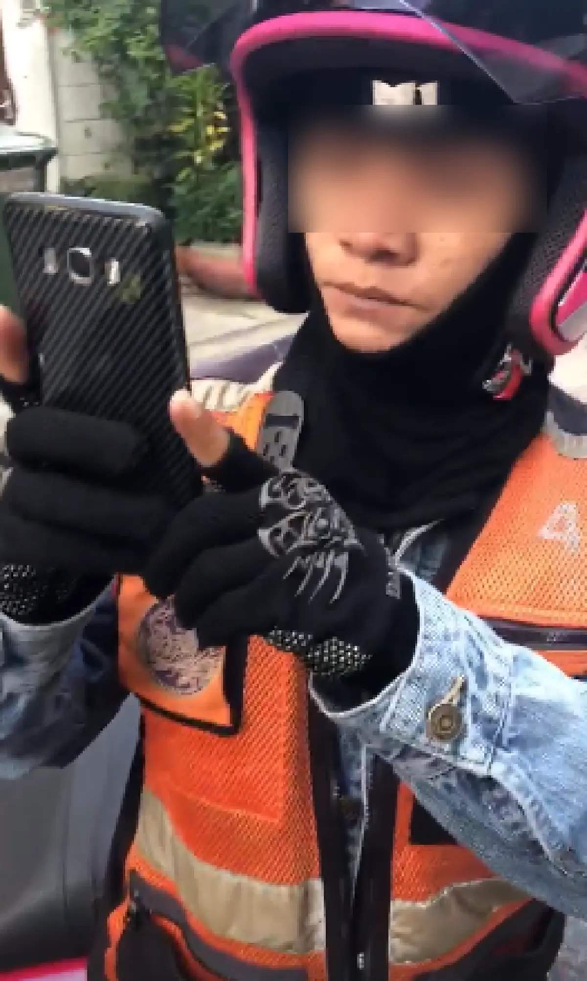 เดือดสนั่นซอย!!! มนุษย์ป้า"วินจยย."สุดกร่าง โวยนักศึกษาเรียกแกร็บไบค์ ลั่น อยากถ่ายก็ถ่ายเลย ทำตัวไม่มีการศึกษา!!!(คลิป)