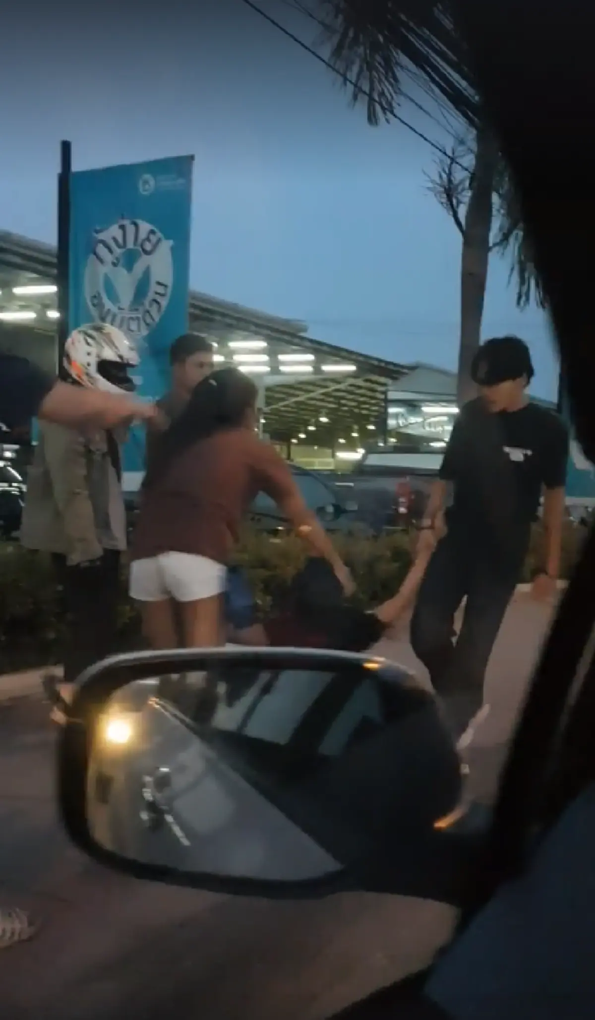 พ่อแม่เค้าเลี้ยงมากว่าจะโต! ว่อนคลิปผัวตบเมียกลางฝูงชน เหตุผลจับได้หนีไปกับผู้ชายข้ามวัน เป็นคุณจะทำอย่างไร?