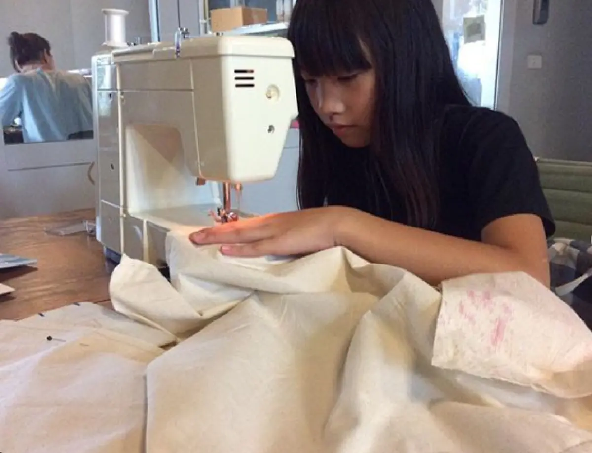 "น้องแพรว" ลูก "แม่ตุ๊ก"ฉายแววดีไซเนอร์ โชว์ฝีมือตัดกระเป๋าด้วยจักรเย็บผ้าคู่ใจ