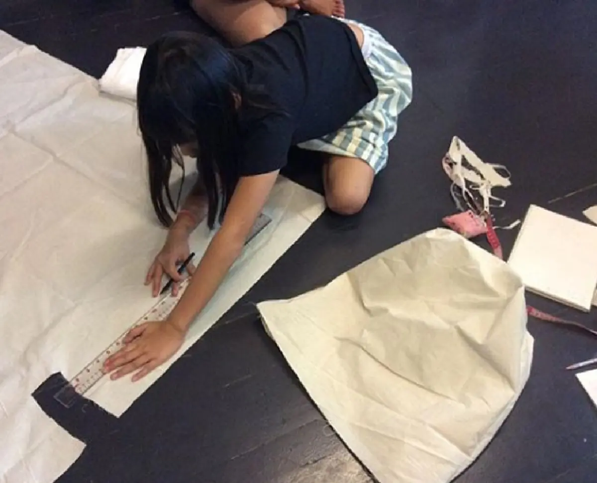 "น้องแพรว" ลูก "แม่ตุ๊ก"ฉายแววดีไซเนอร์ โชว์ฝีมือตัดกระเป๋าด้วยจักรเย็บผ้าคู่ใจ