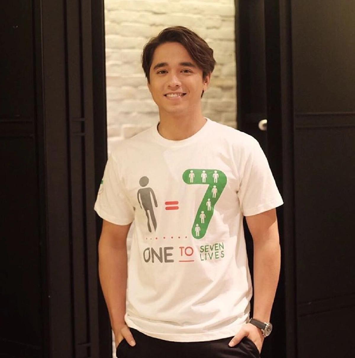 สาวๆกรี๊ดสนั่น !!! “อเล็กซ์ เรนเดลล์” เปลี่ยนทรงผมใหม่ แบบที่ไม่เคยเห็นมาก่อน ลุคดูเท่กว่าเดิมมาก ทรงนี้หล่อบาดใจ !!! (ชมภาพ)