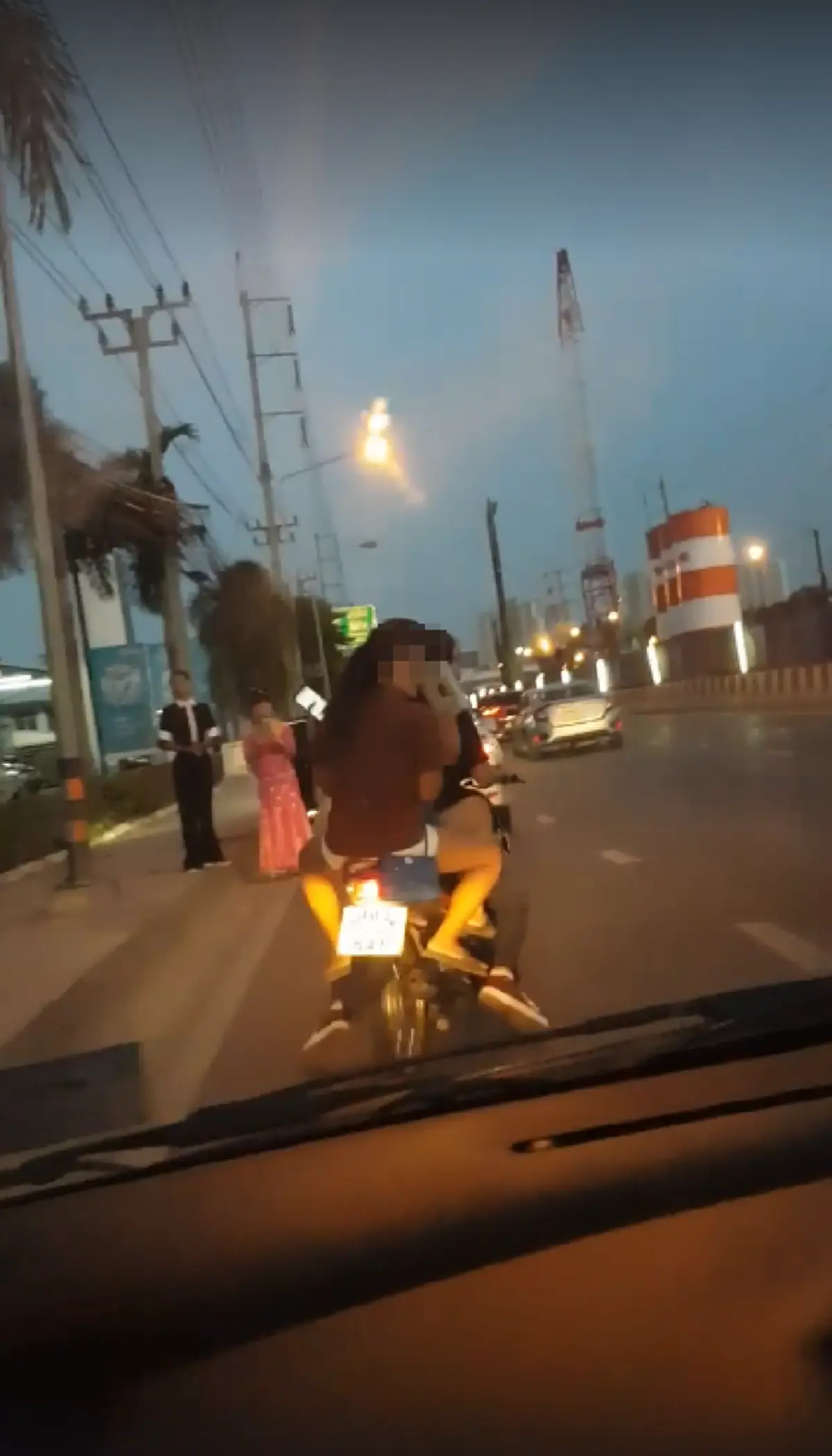 พ่อแม่เค้าเลี้ยงมากว่าจะโต! ว่อนคลิปผัวตบเมียกลางฝูงชน เหตุผลจับได้หนีไปกับผู้ชายข้ามวัน เป็นคุณจะทำอย่างไร?