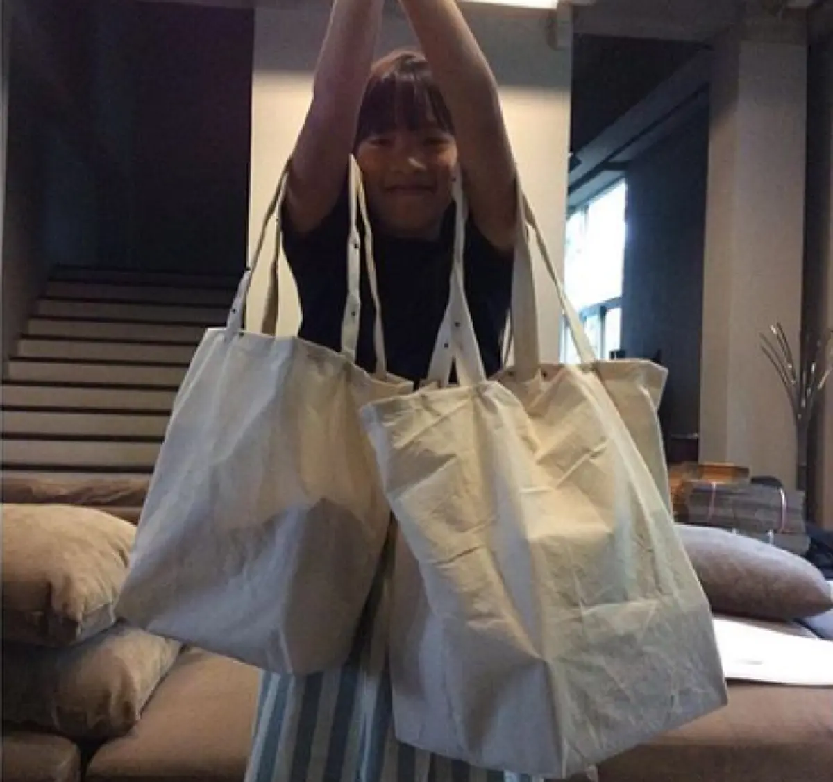 "น้องแพรว" ลูก "แม่ตุ๊ก"ฉายแววดีไซเนอร์ โชว์ฝีมือตัดกระเป๋าด้วยจักรเย็บผ้าคู่ใจ