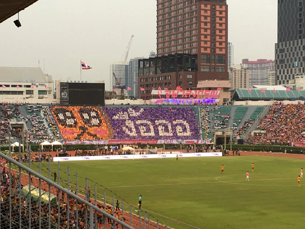 แซวเก่งงงง !! รวมภาพ \"ป้ายแปรอักษร\" แสตนด์เชียร์ ในงานฟุตบอลประเพณีจุฬาฯ-ธรรมศาสตร์ 72 ล้อการเมืองกันโคตรบันเทิง !!? (ชมภาพ)