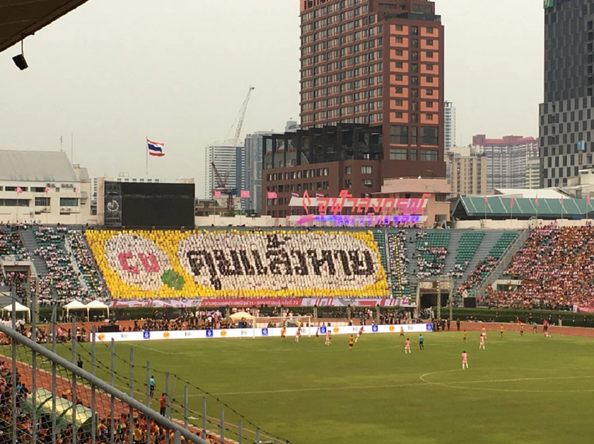 แซวเก่งงงง !! รวมภาพ \"ป้ายแปรอักษร\" แสตนด์เชียร์ ในงานฟุตบอลประเพณีจุฬาฯ-ธรรมศาสตร์ 72 ล้อการเมืองกันโคตรบันเทิง !!? (ชมภาพ)