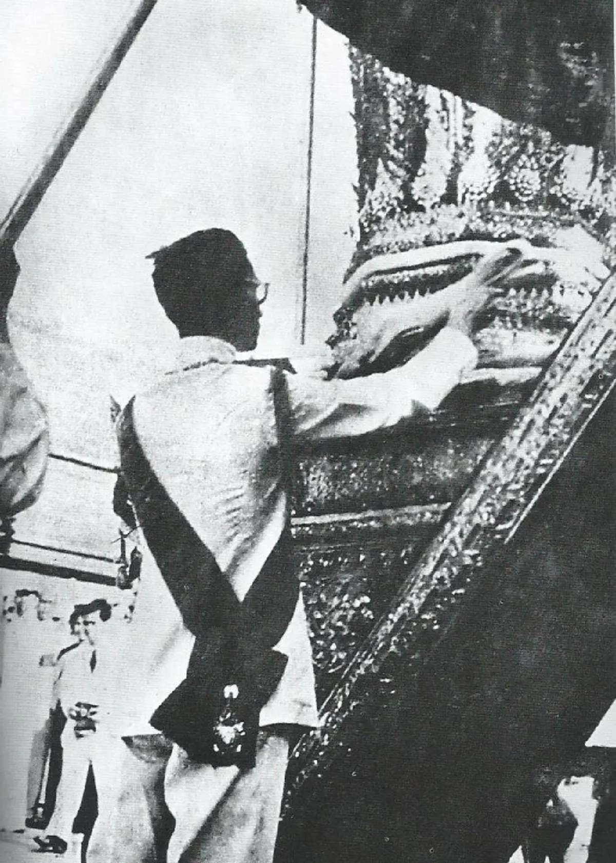 ย้อนชมภาพแห่งความคิดถึง !! "ในหลวงรัชกาลที่ ๙" ในวันถวายบังคมพระบรมศพ "ในหลวงรัชกาลที่ ๘" (รายละเอียด)