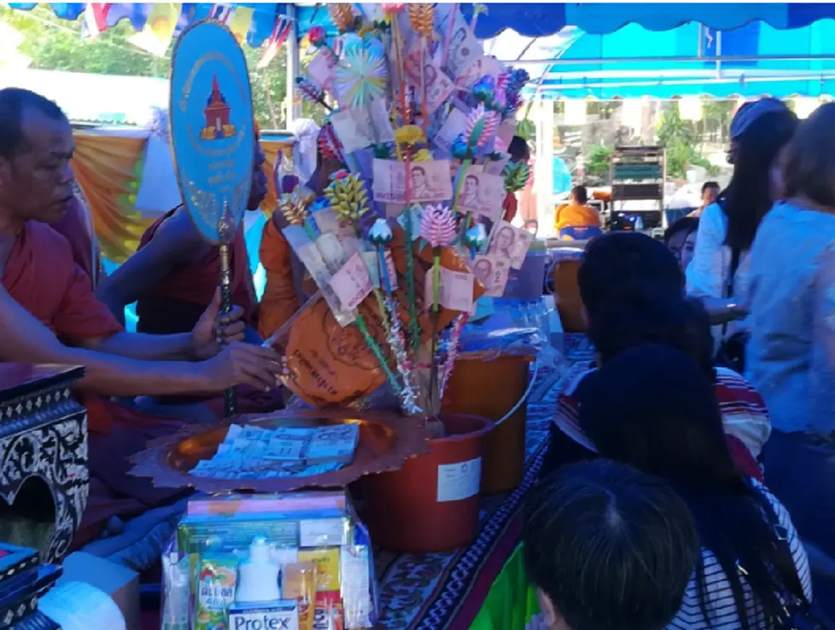 เลขกองสลาก ทำบุญถวายเทียนพรรษาและทอดผ้าป่า ให้กันตรงๆ