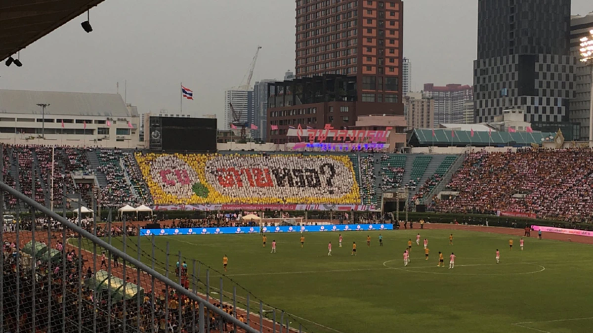 แซวเก่งงงง !! รวมภาพ \"ป้ายแปรอักษร\" แสตนด์เชียร์ ในงานฟุตบอลประเพณีจุฬาฯ-ธรรมศาสตร์ 72 ล้อการเมืองกันโคตรบันเทิง !!? (ชมภาพ)