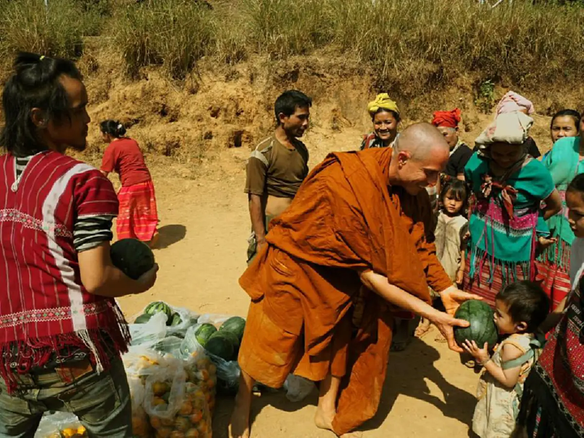 กราบสาธุรัวๆ!! ภาพสุดประทับใจ เมื่อ “พระจูเลียน” บริจาคผลไม้ให้เด็กๆที่บ้านโทคามน้อยได้กิน และเป็นครั้งแรกของเด็กๆที่ได้รู้จักกับ “แตงโม”