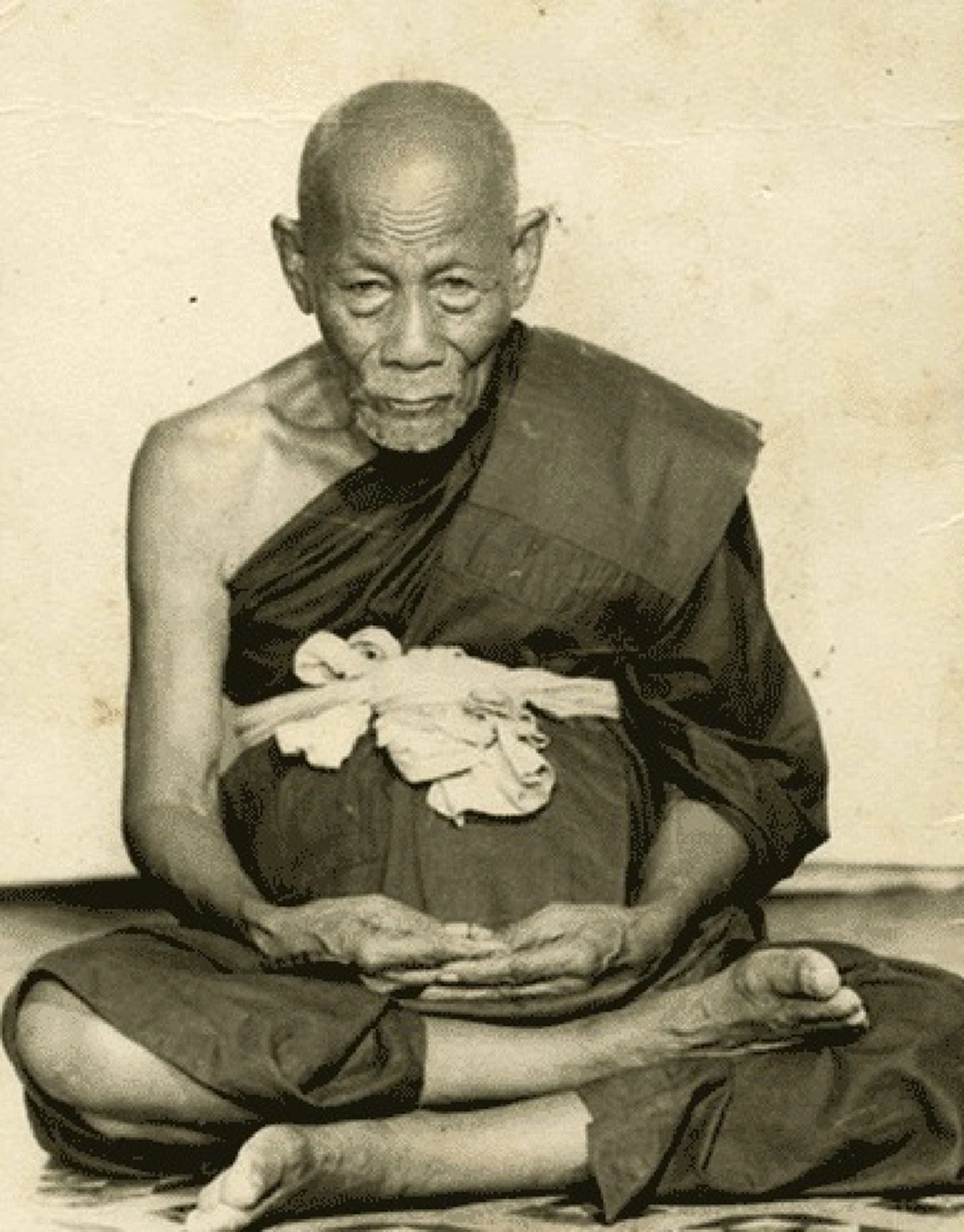 ฉันเกิดมาเพื่อใช้หนี้ชาวบ้าน!! เรื่องเล่าปาฏิหาริย์..วาระสุดท้าย "หลวงพ่อจง" ที่แม้แต่จีวรห่อร่าง สายสิญจน์โยงศพก็ยังแย่งกัน เพื่อนำไปบูชา!!