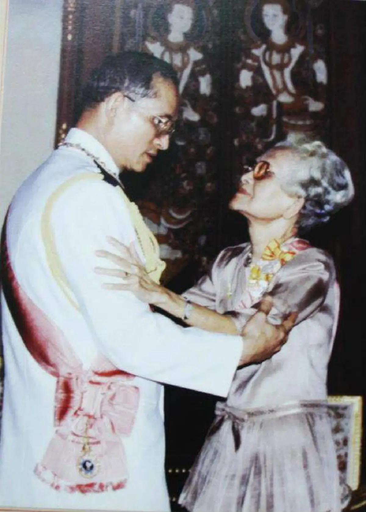 แชร์เก็บไว้ในความทรงจำ ภาพพระบรมฉายาลักษณ์ของ "ในหลวงรัชกาลที่๙" ที่หาดูได้ยาก (ภาพชุด)