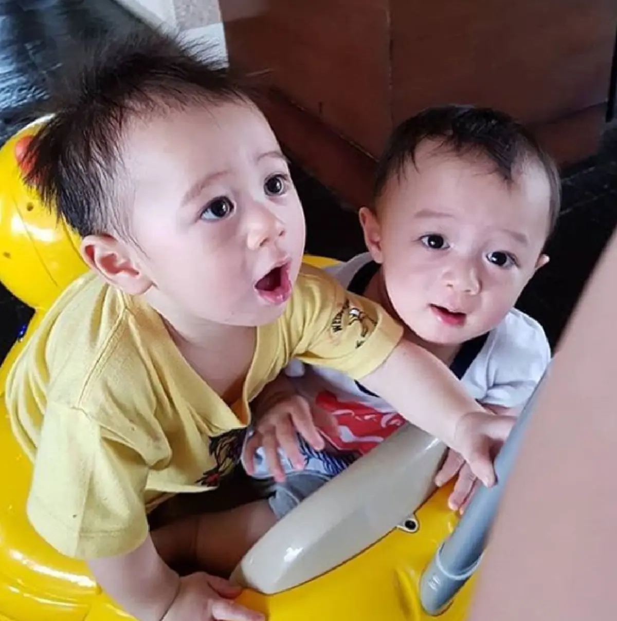 น่าเอ็นดูจริงพ่อคุณ "น้องสายฟ้า" นอนชิวบนรถ สองมือถือขนมปังเคี้ยวตุ้ยๆ ก็ผมหิวนี่ครับ