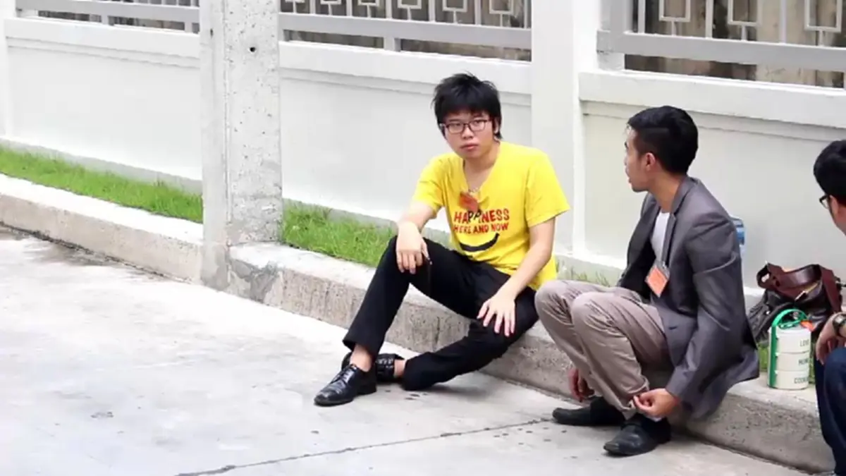 โผล่มาตามนัด !! "กลุ่มคนอยากเลือกตั้ง" เนติวิทย์นำทีม ยื่นศาลขอปล่อยตัวชั่วคราว....จ่านิวร่วมให้กำลังใจ (มีคลิป)