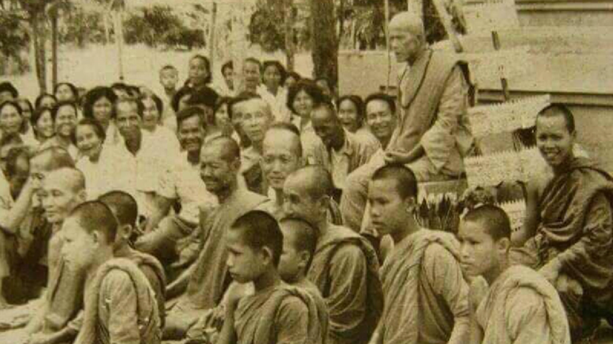 หลวงปู่ตื้อ อริยสงฆ์ผู้มากฤทธิ์ ไม่ว่าเกศาหรือ ปัสสาวะของหลวงปู่ก็ทำเอาทหารยิงไม่ออกมาแล้ว สาธุจริงๆหลวงปู่