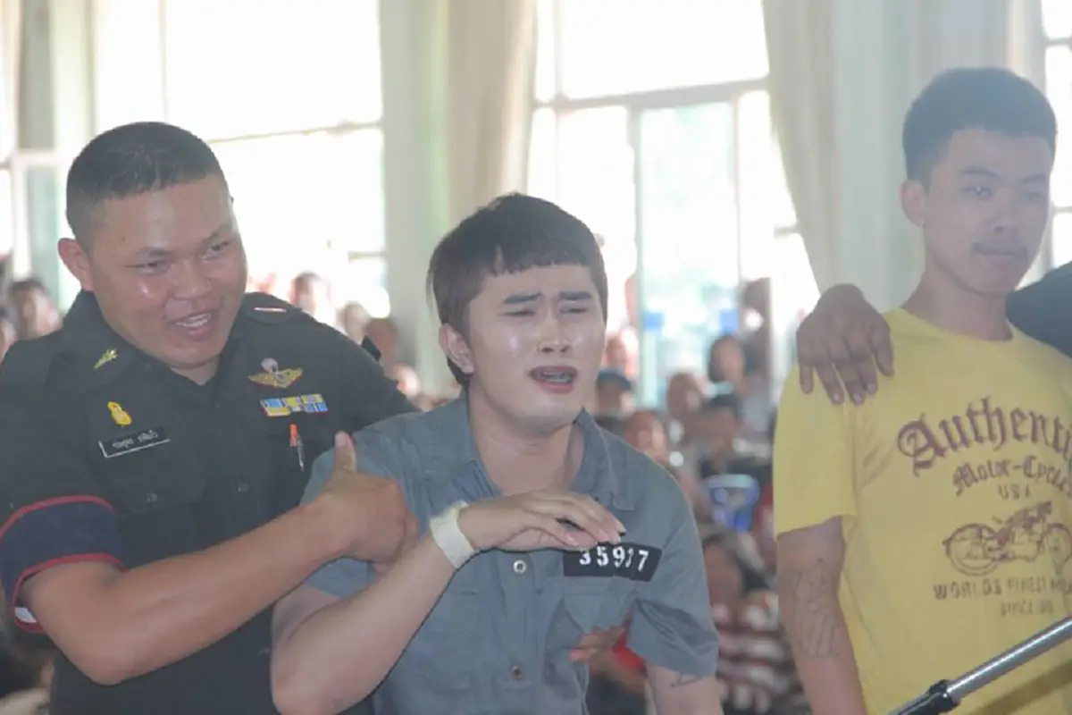 โซเชียลแชร์สนั่น !!! "หนุ่มหน้ามน" น้ำตาไหลพราก หลังจับได้ใบแดง ถึงขั้นขาอ่อนแรง ทำเอาเหล่าทหาร ต้องช่วยกันพยุงพาไปนั่ง (มีคลิป)