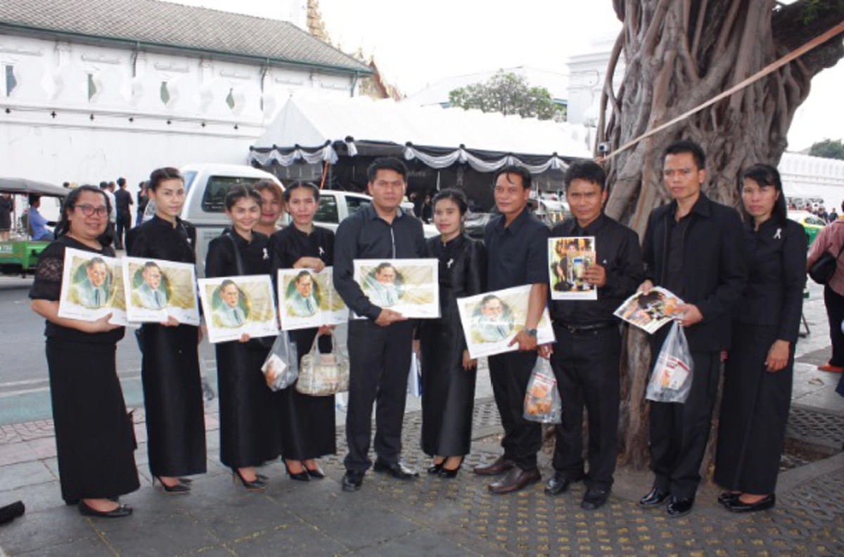 น้อมรำลึกในพระมหากรุณาธิคุณ.....รัฐบาล เชิญชวนประชาชน “ร่วมสวดมนต์” ที่ลานพระราชวังดุสิต เพื่อรำลึกถึงพระมหากรุณาธิคุณของ “ในหลวง ร.9”