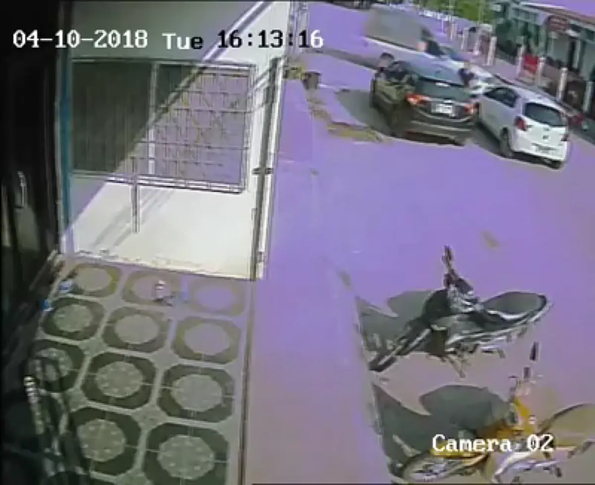 เดือดทะลุมิติ!! สาวสุดหลอนเจอประสบการณ์โหด โดนนายทหารขึ้น "มึงกู" ปรี่เข้าตบคาเก๋ง โซเชียลปักหมุดรอคลิปเต็ม..วิจารณ์สนั่นทำไปได้ลูกผู้ชาย!??