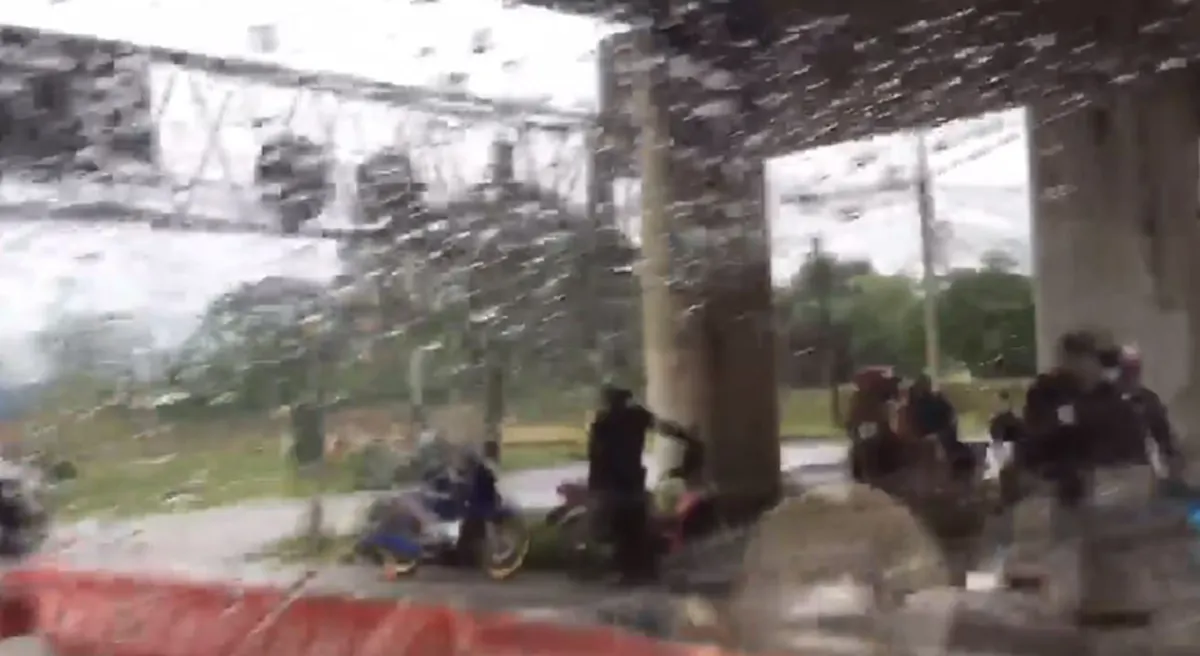 ขยันกันสุดๆ!! "ตร.อยุธยา" สบโอกาสฝนตก..ยืนดักกินนิ่ม"ยูเทิร์น"ใต้สะพาน!! "มอเตอร์ไซค์"จอดหลบฝนกันเพียบ..เข้าทาง?? โดนกันถ้วนหน้า!!(ชมคลิป)