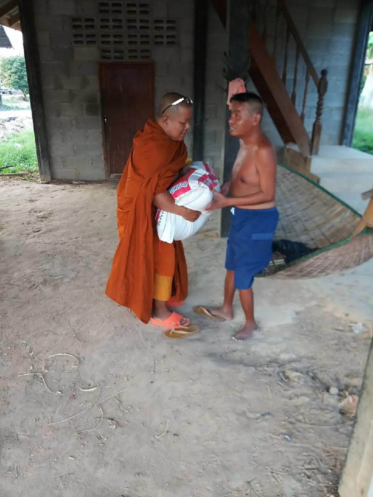 เลือกเกิดไม่ได้!! พระนักธรรมบริจาคของแก่หนุ่มตาบอด สุดซาบซึ้งความพิการที่ไม่มีผลต่อจิตใจ (คลิป)