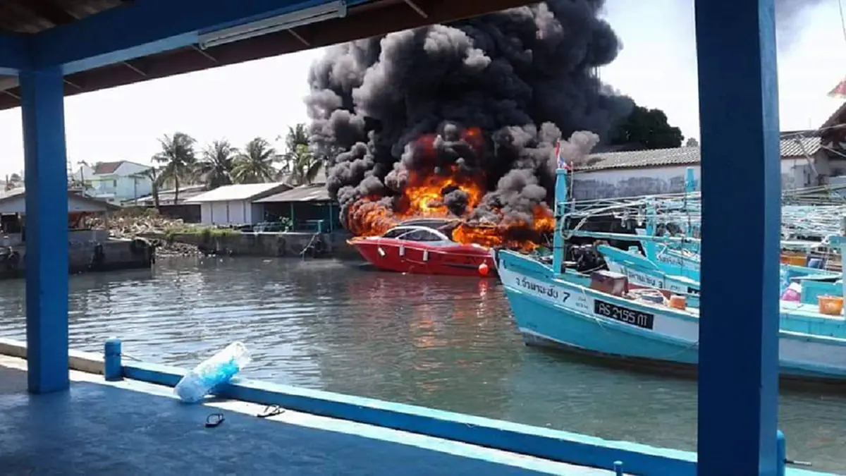 ระทึก !! ไฟไหม้สปีดโบ๊ท จ.พังงา ควันดำท่วมทั้งท่าเรือ! (มีคลิป)