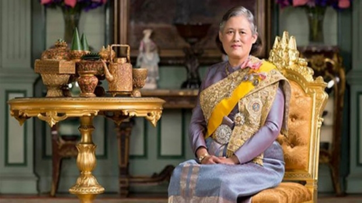 ทรงเปี่ยมพระเมตตาหาที่สุดมิได้!!! สมเด็จพระเทพ ฯ รับสั่ง สอน ประชาชนทำดอกไม้จันทน์ ร่วมถวายพระเพลิงพระบรมศพ ร.๙