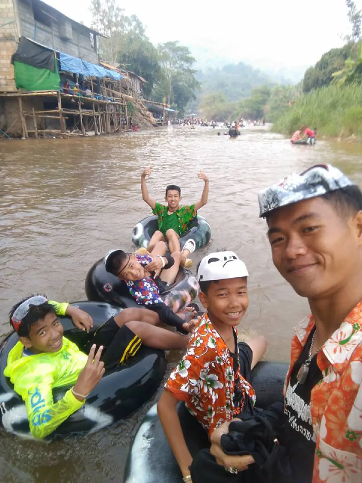 *ฮีโร่ตัวจริง!!! ส่องภาพชีวิต "โค้ชเอก" ผู้อยู่เบื้องหลังและเคียงข้าง "ทีมหมูป่า" ที่สละได้ทุกอย่าง เพื่อให้น้องรอด!!!